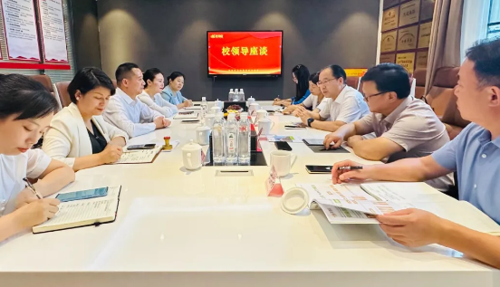 攜手共育英才！華逸府&湖南食品藥品職業(yè)學(xué)院校企合作簽約授牌儀式隆重舉行